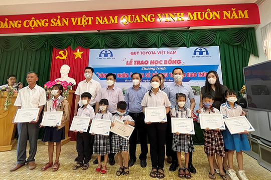 Quỹ Toyota Việt Nam trao tặng học bổng “vòng tay nhân ái” tại tỉnh Bình Thuận