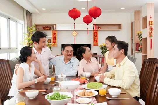 Nên làm gì để thấu hiểu cha mẹ tuổi "xế chiều"