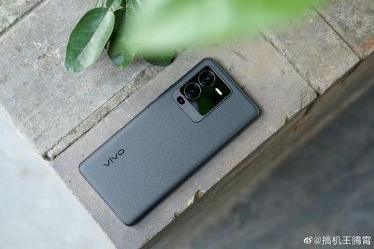 Vivo S15 Pro: Hiệu năng mạnh mẽ với chip Dimensity 8100, sạc nhanh 80W