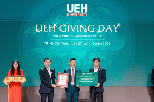 HDBank tặng học bổng cho sinh viên Đại học Kinh tế TP.HCM