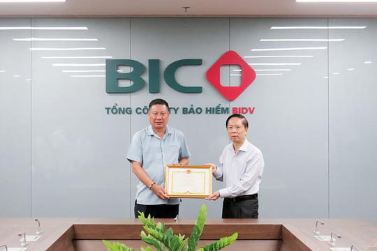 Tổng Giám đốc BIC nhận Giấy khen nhà quản lý doanh nghiệp bảo hiểm xuất sắc năm 2021