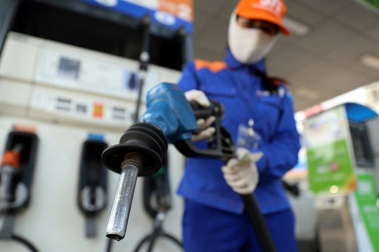 Giá xăng, dầu giảm tiếp tục giảm nhẹ