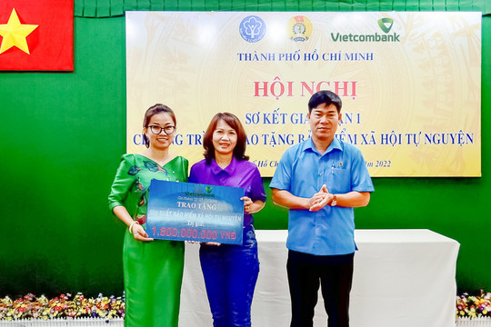 Vietcombank TP. Hồ Chí Minh tiếp tục ủng hộ 2,2 tỷ đồng hỗ trợ đoàn viên khó khăn trên địa bàn tham gia bảo hiểm y tế