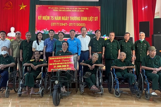 Thăm, tặng quà Trung tâm Điều dưỡng Người có công tỉnh Phú Thọ
