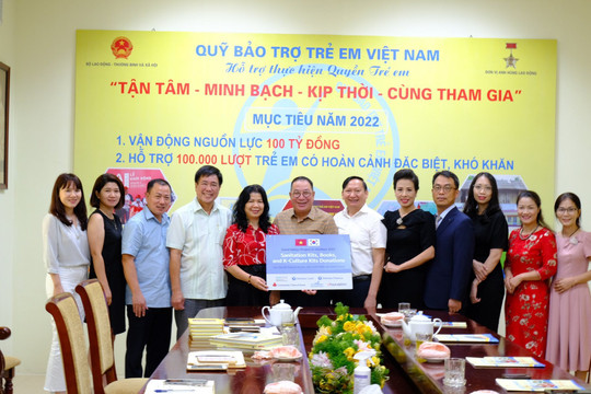 Shinhan Finance trao tặng 500 bộ quà tặng cho trẻ em Việt Nam