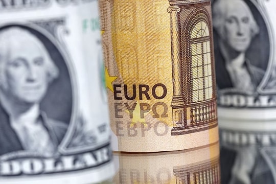 Đồng euro trượt giá có ý nghĩa như thế nào đối với người tiêu dùng châu Âu và Mỹ?