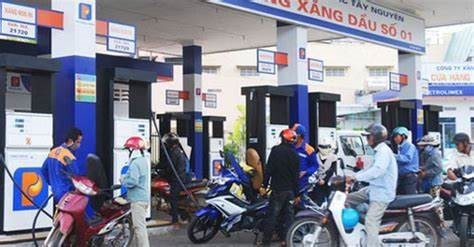 Giá xăng giảm nhẹ, dầu tăng mạnh