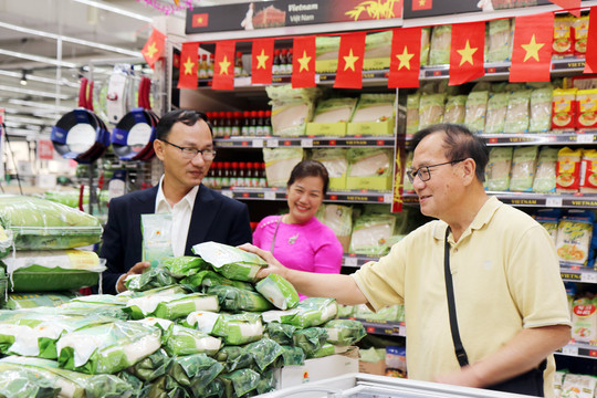 Gạo Lộc Trời thương hiệu “cơm ViệtNam Rice” chính thức lên kệ của 2 hệ thống đại siêu thị châu Âu
