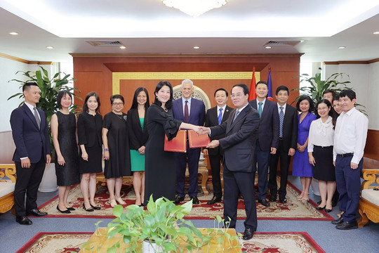 Standard Chartered Việt Nam và Bộ Tài nguyên Môi trường ký kết Bản ghi nhớ hợp tác về ứng phó với biến đổi khí hậu