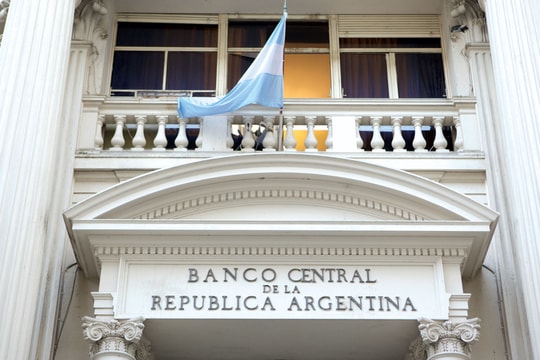 Argentina tăng lãi suất lên 75% khi lạm phát tăng gần mốc 100%