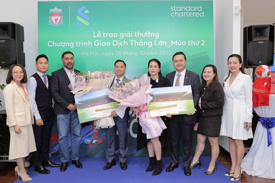 Standard Chartered Việt Nam trao giải thưởng chuyến đi Anh cho khách hàng 