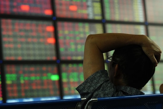 VN-Index giảm mạnh nhất thế giới, áp lực “margin call” vẫn còn tồn đọng tại nhiều cổ phiếu