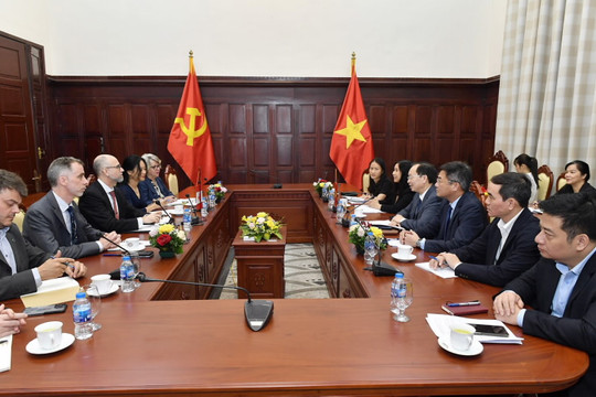 Phó Thống đốc Thường trực NHNN Đào Minh Tú tiếp xã giao Đại sứ đặc mệnh toàn quyền Canada tại Việt Nam