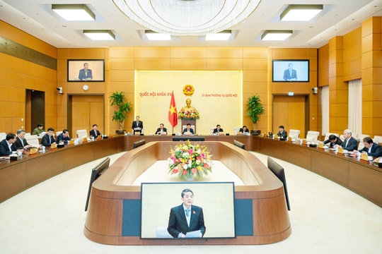 Ủy ban Thường vụ Quốc hội ban hành nghị quyết về mức thuế bảo vệ môi trường đối với xăng, dầu, mỡ nhờn