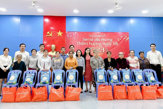 KienlongBank trao tặng gần 8.000 phần quà Tết cho bà con có hoàn cảnh khó khăn dịp Tết Quý Mão 2023