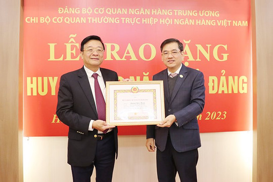 Bí thư Chi bộ, Tổng Thư ký Hiệp hội Ngân hàng Nguyễn Quốc Hùng nhận Huy hiệu 30 năm tuổi Đảng