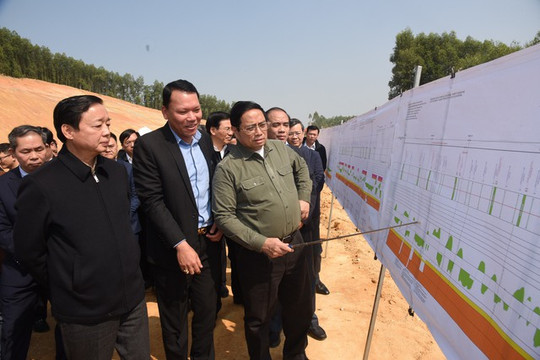 ​Thủ tướng kiểm tra, đôn đốc dự án cao tốc Tuyên Quang-Phú Thọ, chúc Tết công nhân và người dân khu tái định cư