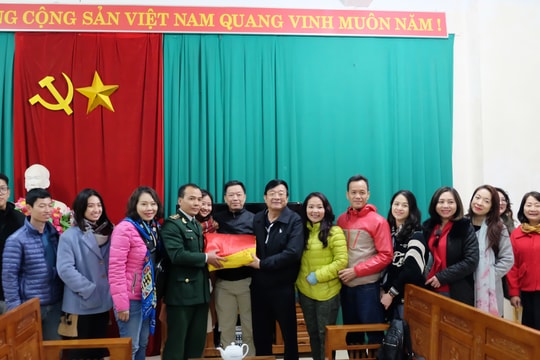 Công đoàn CQTT Hiệp hội Ngân hàng trao tặng cờ tổ quốc treo Cột cờ quốc gia Lũng Cú 