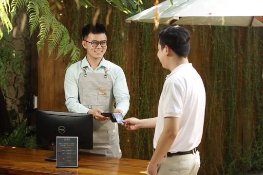 Bí quyết chinh phục hàng triệu khách hàng số từ Sacombank