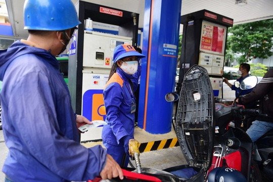 Giá xăng và dầu diesel tăng nhẹ, dầu hỏa giảm hơn 400 đồng/lít