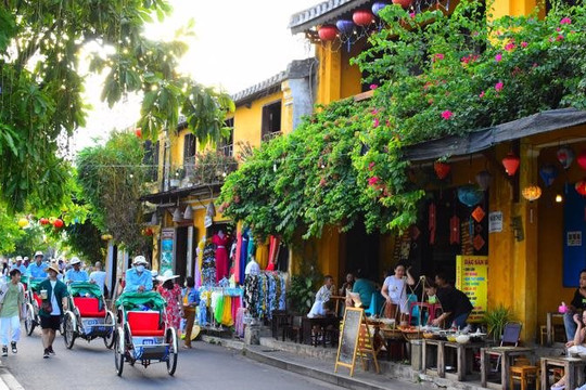 Hơn 5,5 triệu khách quốc tế đến Việt Nam đạt trong 6 tháng đầu năm 2023