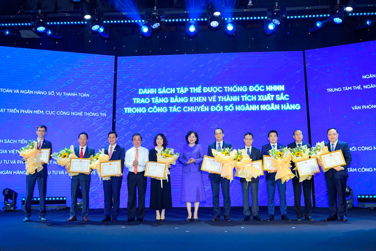 Ngân hàng Shinhan Việt Nam đón nhận bằng khen từ Ngân hàng Nhà nước về thành tích xuất sắc trong công tác chuyển đổi số