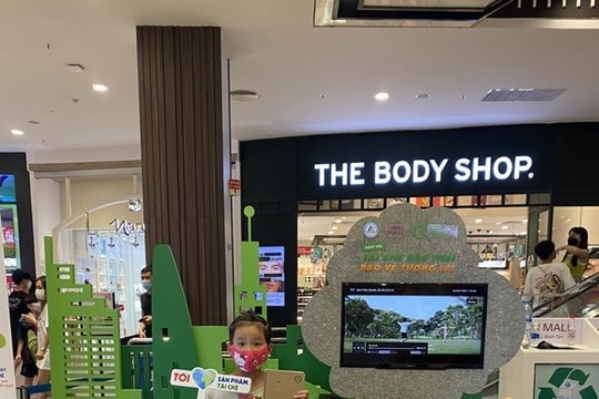 Thu gom và tái chế vỏ hộp giấy đồ uống đã qua sử dụng tại AEON MALL ở Hà Nội