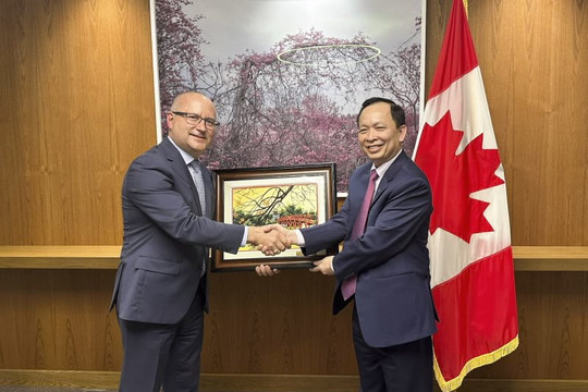 Phó Thống đốc Thường trực NHNN Đào Minh Tú làm việc với Trợ lý Thứ trưởng Bộ Các Vấn đề toàn cầu Canada và Phó Thống đốc NHTW Canada