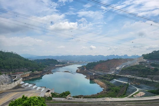 “Khai thác hết công suất, sau khoảng 12-13 ngày nữa, Thủy điện Hòa Bình sẽ về mực nước chết”