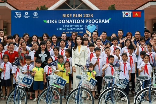 Đệ nhất phu nhân Hàn Quốc tham gia sự kiện Bike Run của Ngân hàng Shinhan Việt Nam