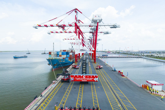 Cảng Quốc tế Long An hợp long 7 cầu cảng và chính thức khai trương dịch vụ khai thác hàng container