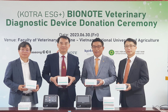 Doanh nghiệp Hàn Quốc trao tặng máy xét nghiệm miễn dịch huỳnh quang Vcheck-V200 cho Học viện Nông nghiệp Việt Nam