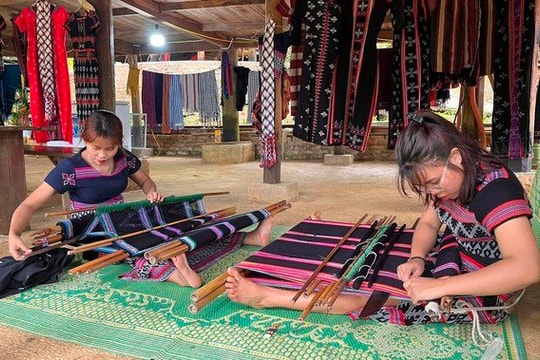 Tháng 7 khám phá “Sắc màu thổ cẩm” tại Làng Văn hóa - Du lịch các dân tộc Việt Nam