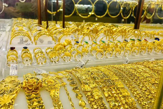 Tỷ giá trung tâm tiếp tục giảm mạnh, tâm lý lạc quan vẫn bao trùm thị trường vàng