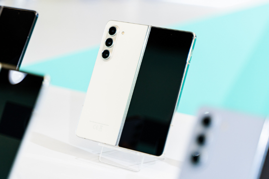 Điện thoại màn hình gập vừa ra mắt của Samsung về Việt Nam giá lên đến 52 triệu đồng