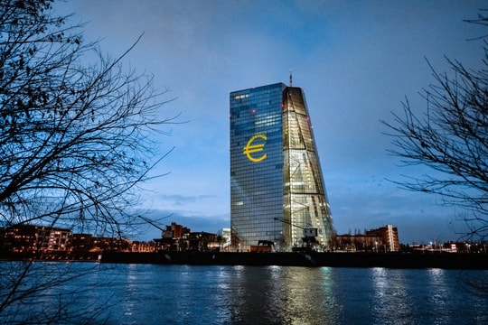ECB nâng lãi suất lần thứ 9 liên tiếp