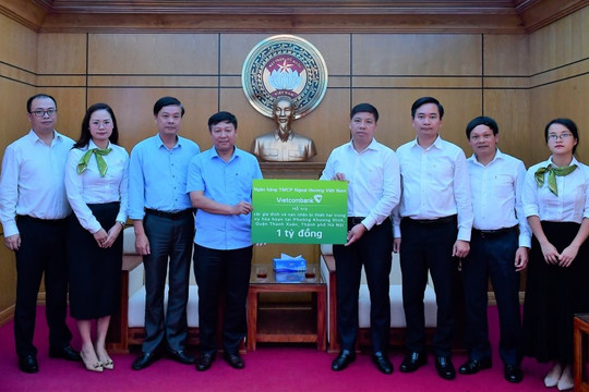 Vietcombank hỗ trợ các nạn nhân trong vụ hỏa hoạn chung cư mini tại quận Thanh Xuân