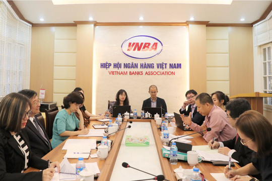 Phó Chủ tịch kiêm Tổng Thư ký VNBA Nguyễn Quốc Hùng làm việc với Đoàn giám sát thường niên của AMRO