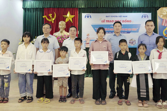 Quỹ Toyota Việt Nam trao tặng học bổng “Vòng tay nhân ái” tại tỉnh Điện Biên