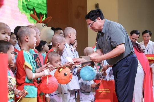 Thủ tướng thăm, tặng quà các bệnh nhi tại Viện Huyết học - Truyền máu Trung ương nhân dịp Tết Trung Thu