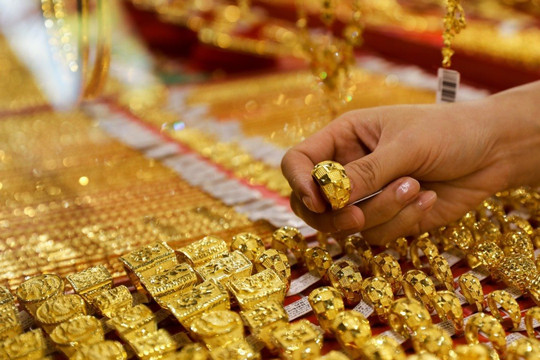 Giá vàng trong nước dao động quanh mốc 69 triệu đồng/lượng, vàng thế giới tiếp tục giảm nhẹ