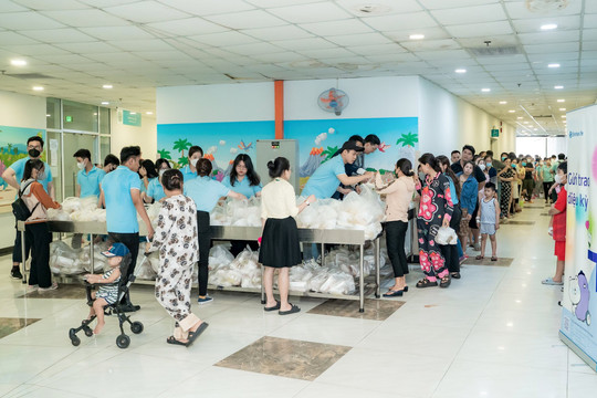 Shinhan Life Việt Nam trao tặng suất ăn trưa tới các bệnh nhi Bệnh viện Nhi đồng TP. Hồ Chí Minh