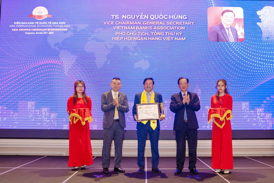 Hiệp hội Ngân hàng Việt Nam và TS. Nguyễn Quốc Hùng được vinh danh tại Lễ trao giải Asia Award