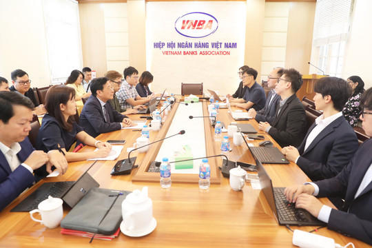 Phó Chủ tịch kiêm Tổng Thư ký Nguyễn Quốc Hùng làm việc với đoàn chuyên gia Hàn Quốc về chữ ký số, chữ ký điện tử
