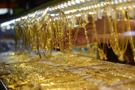 Giá vàng trong nước áp sát mốc 71 triệu đồng, vàng thế giới phá đỉnh 5 tháng
