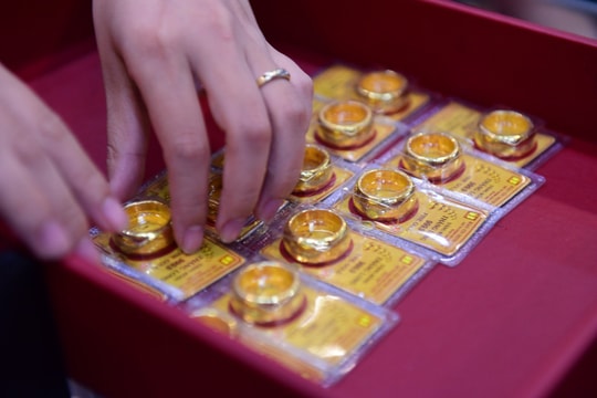 Giá vàng đồng loạt vươn lên mức cao kỷ lục mới