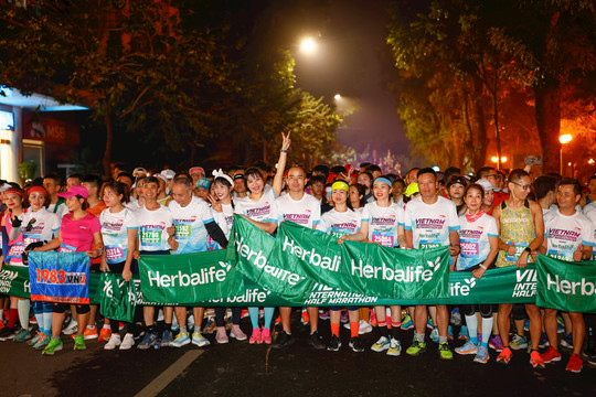 Hơn 5.000 vận động viên tham gia giải chạy bán marathon đón năm mới tại Hà Nội