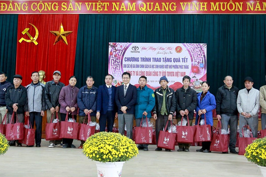 Toyota Việt Nam trao quà Tết cho các hộ gia đình chính sách và trẻ em có hoàn cảnh khó khăn tại tỉnh Vĩnh Phúc năm 2024