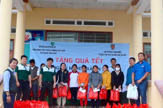 Vietcombank Bình Định tặng quà hộ nghèo và thăm Mẹ Việt Nam anh hùng nhân dịp Tết Giáp Thìn 2024