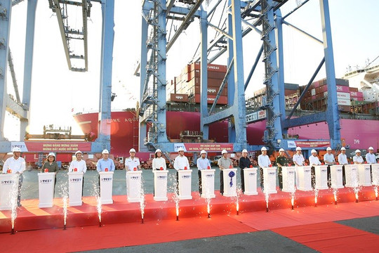 Thủ tướng Phạm Minh Chính dự Lễ đón tàu hàng quốc tế và phát lệnh làm hàng đầu Xuân tại cảng Quốc tế Tân cảng - Cái Mép